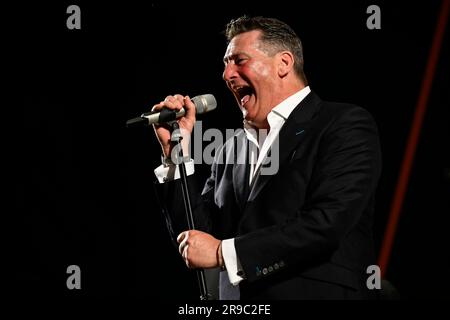 Roma, Israele. 25 giugno 2023. Tony Hadley è MAD ABOUT YOU - con LA FAVOLOSA BAND TH, al Teatro Romano di Ostia Antica, il 25 giugno 2023, a Roma, Italia. (Foto di Domenico Cippitelli/NurPhoto) credito: NurPhoto SRL/Alamy Live News Foto Stock