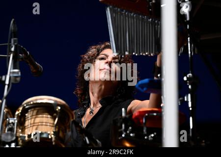 Roma, Israele. 25 giugno 2023. Lily Gonzales durante il tour Tony Hadley è MAD ABOUT YOU - con LA FAVOLOSA BAND TH, al Teatro Romano di Ostia Antica, il 25 giugno 2023, a Roma, Italia. (Foto di Domenico Cippitelli/NurPhoto) credito: NurPhoto SRL/Alamy Live News Foto Stock