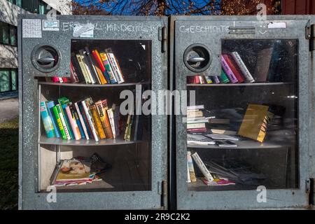 Salisburgo, Austria - 27 dicembre 2021: Biblioteca gratuita con libri da condividere nelle strade di Salisburgo, Austria. Foto Stock