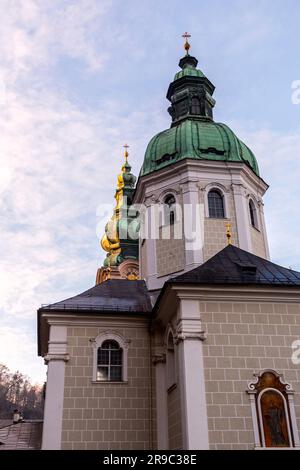 Il Petersfriedhof o St Il cimitero di Pietro è, insieme al luogo di sepoltura presso l'abbazia di Nonnberg, il più antico cimitero della città austriaca di Salisburgo. Foto Stock