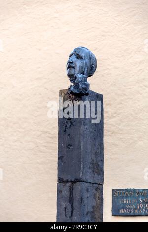 Salisburgo, Austria - 27 dicembre 2021: Scultura in busto di bronzo commemorativa di Stefan Zweig, il famoso scrittore, drammaturgo e giornalista austriaco. Foto Stock