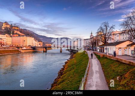 Salisburgo, Austria - 27 dicembre 2021: Edifici intorno al fiume Salzach vicino alla città vecchia, Altstadt Salisburgo, Austria. Foto Stock