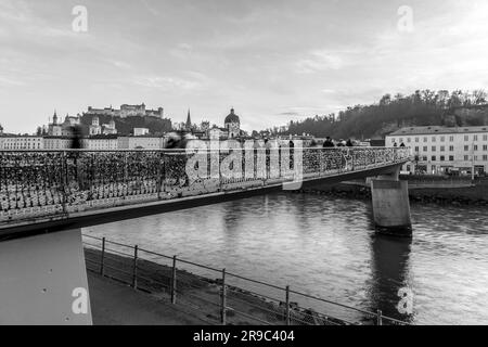 Salisburgo, Austria - 27 dicembre 2021: Ponte Makartsteg (Love Locks Bridge) sul fiume Salzach a Salisburgo, Austria. Foto Stock