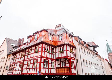 Tipica architettura tedesca in legno per metà nelle strade del centro storico di Norimberga, Baviera, Germania. Foto Stock