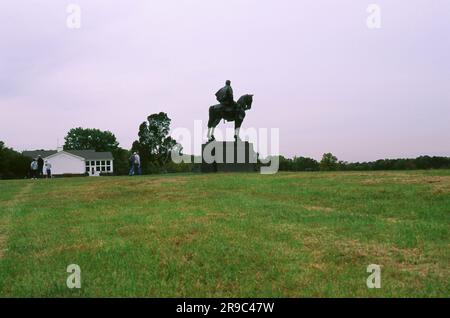 Vista a distanza della statua di Stonewall Jackson a cavallo presso Manassas Battlefield, Virginia USA Foto Stock