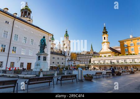 Salisburgo, Austria - 27 dicembre 2021: Residenzplatz è una grande piazza signorile nel centro storico di Salisburgo, Austria, che ospita la cattedrale e la cattedrale Foto Stock