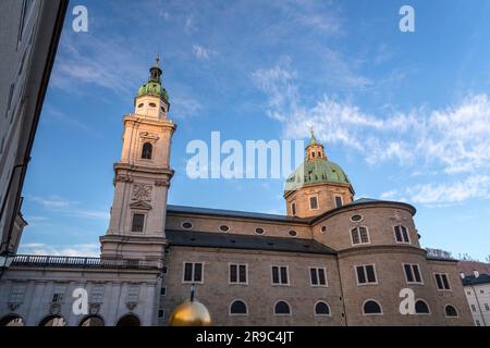 Salisburgo, Austria - 27 dicembre 2021: Statua uomo sulla palla d'oro, arte moderna intitolata Sphaera di Stephan Balkenhol alla Kapitelplatz, Salisburgo, Au Foto Stock