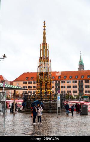 Norimberga, Germania - DEC 28, 2021: L'Hauptmarkt è la piazza centrale nel centro storico di Norimberga, che ospita i punti di riferimento di Fraunkirche e Schoner Bru Foto Stock
