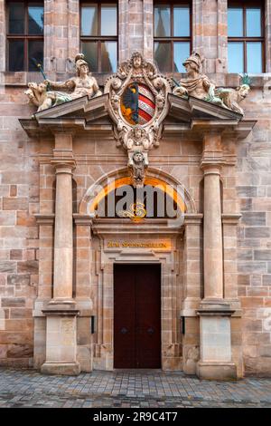 Norimberga, Germania - 28 dicembre 2021: Ingresso dell'antico ristorante Zum Spiessgesellen presso il Rathausplatz, Norimberga, Germania Foto Stock