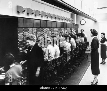 Santa Monica, California: c. 1944 il centralino e i suoi operatori presso la Douglas Aircraft Company. Foto Stock