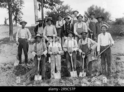 Stati Uniti: c. 1900 Un gruppo di uomini con pale pronte a scavare un po' di sporcizia. Foto Stock