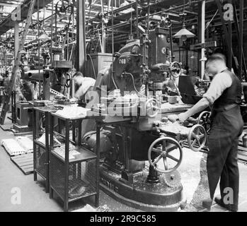 Londra, Inghilterra: circa 1936 lavoratori della Cricklewood Works di Handley Page sono impegnati nel mandato di espansione del governo per triplicare le dimensioni della Royal Air Force entro il 31 marzo 1937. Qui ci sono gli operai nella sezione di fresatura dell'officina meccanica principale. Foto Stock