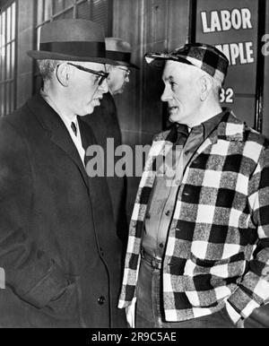 Detroit, Michigan: Febbraio 1961 il segretario del lavoro Arthur Goldberg parla con un uomo disoccupato al Labot Temple di Detroit durante il suo tour nelle aree ad alta disoccupazione. Foto Stock