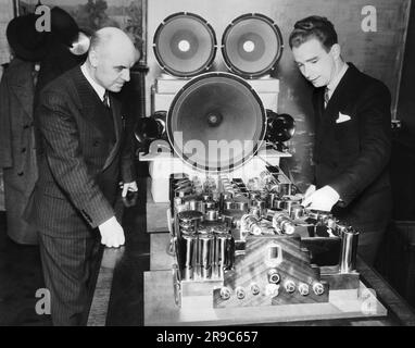 Chicago, Illinois: I designer del 1936 E. H. Scott e Murry G. Clay, ingegnere capo degli Scott radio Laboratories, ispezionano il nuovo ricevitore Scott All-Wave a 40 tubi, che è la radio più grande e completa mai costruita per l'uso domestico. Foto Stock