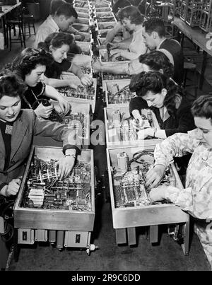 Stati Uniti: c. 1940 lavoratori in una fabbrica di cablaggio di apparecchi radio telefonici. Foto Stock