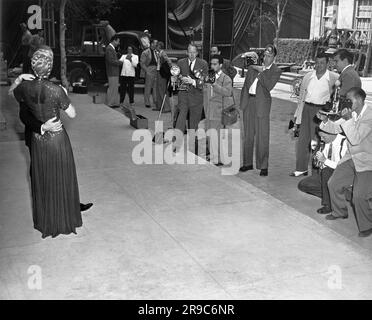 Hollywood, California: 25 febbraio 1949 Fred Astaire e Ginger Rogers vengono accolti dai cameramen mentre fanno la loro riunione cinematografica in "The Barkleys of Broadway". Foto Stock