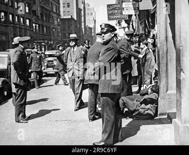 New York, New York: 27 aprile 1933. I poliziotti in strada dopo che uomini armati di armi, coltelli e tubi di piombo razziarono un incontro dei lavoratori del Needle Trade sulla West 26th Street, lasciando un morto e sedici feriti. Foto Stock