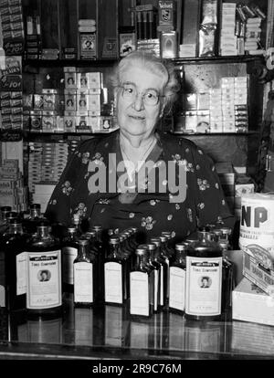 New York, New York: 1938 farmacista Minnie McAvoy nella sua farmacia al 163 Christopher Street nel Greenwich Village. L'ha comprata nel 1905 per 3500 dollari. Foto Stock