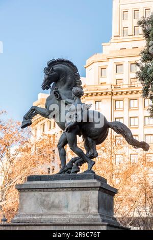 Statua equestre in Piazza della Catalogna, la Placa de Catalunya a Barcellona, Spagna. Foto Stock