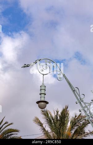 Lampione in metallo decorato, decorazione urbana tradizionale a Barcellona, Spagna. Foto Stock