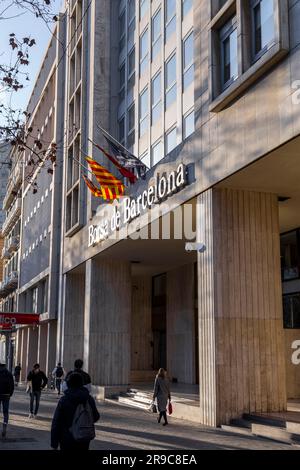 Barcellona, Spagna - 10 febbraio 2022: Vista esterna e ingresso dell'edificio del mercato azionario di Barcellona, Borsa de Barcelona, Catalogna, Spagna. Foto Stock