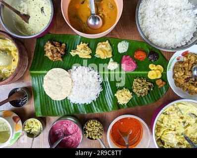 Un piatto colorato di cucina tradizionale dell'India del Sud servito su una foglia di banana Foto Stock