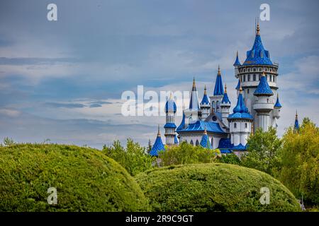 castello sotto il cielo blu nel verde Foto Stock