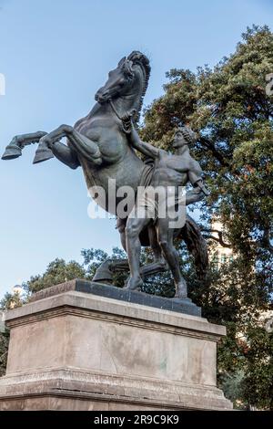 Barcellona, Spagna - 10 febbraio 2022: Statua equestre in Piazza della Catalogna, la Placa de Catalunya a Barcellona, Spagna. Foto Stock