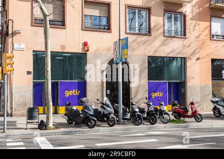 Barcellona, Spagna - 10 febbraio 2022: Davanti al magazzino Getir a Barcellona, Spagna. Getir è un'azienda turca di consegna rapida di generi alimentari. Foto Stock