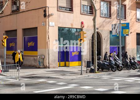 Barcellona, Spagna - 10 febbraio 2022: Davanti al magazzino Getir a Barcellona, Spagna. Getir è un'azienda turca di consegna rapida di generi alimentari. Foto Stock