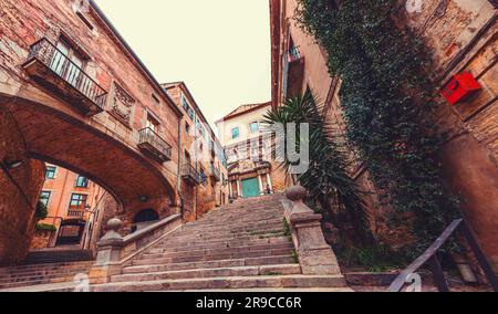 Bellissimi gradini e arco della Pujada de Sant Domenec, situata nel quartiere ebraico di Girona, Catalogna, Spagna. Foto Stock