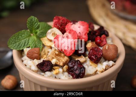 Farina d'avena con frutta secca liofilizzata, noci e menta, primo piano Foto Stock