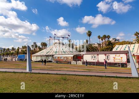 Barcellona, Spagna - FEB 10, 2022: Veduta della tenda da circo lo spettacolo del Raluy Circus, lungo il porto di Barcellona, Catalogna, Spagna. Foto Stock