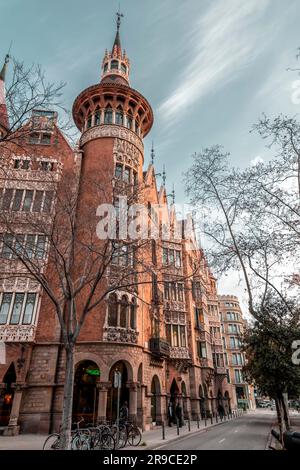 Barcellona, Spagna - FEB 11, 2022: La Casa de les Punxes o Casa Terradas è un edificio progettato dall'architetto modernista Josep Puig i Cadafalch. Foto Stock