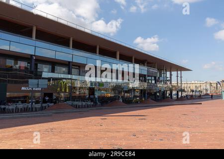 Barcellona, Spagna - FEB 10, 2022: Centro commerciale Maremagnum vicino al Marina Port Vell a Barcellona, Spagna. Foto Stock