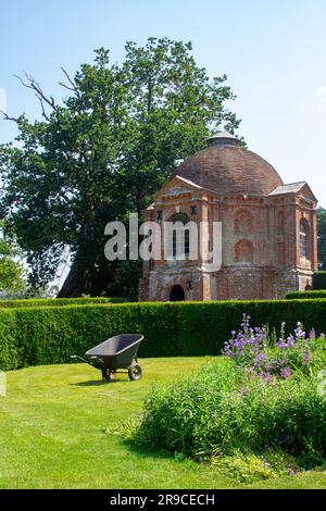 13 giugno 23 il tetto a cupola di una casa estiva Tudor del XVI secolo nei terreni della storica proprietà del National Trust, The Vyne, vicino a Sherbourne han Foto Stock