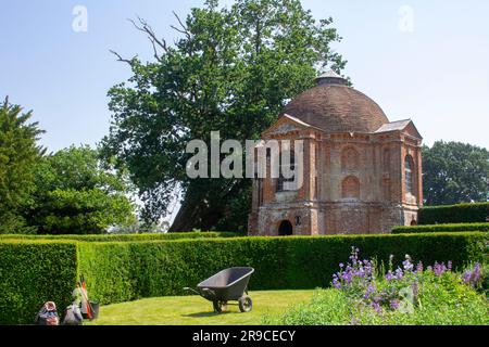 13 giugno 23 il tetto a cupola di una casa estiva Tudor del XVI secolo nei terreni della storica proprietà del National Trust, The Vyne, vicino a Sherbourne han Foto Stock