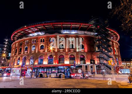 Barcellona, Spagna - FEB 10, 2022: Las Arenas de Barcelona è un complesso commerciale situato a Placa d'Espanya. Usati per la prima volta come corrida Foto Stock