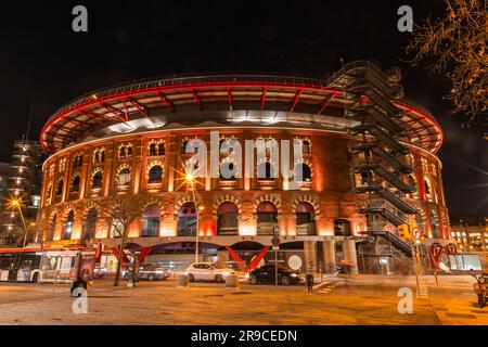 Barcellona, Spagna - FEB 10, 2022: Las Arenas de Barcelona è un complesso commerciale situato a Placa d'Espanya. Usati per la prima volta come corrida Foto Stock