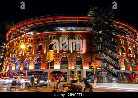 Barcellona, Spagna - FEB 10, 2022: Las Arenas de Barcelona è un complesso commerciale situato a Placa d'Espanya. Usati per la prima volta come corrida Foto Stock