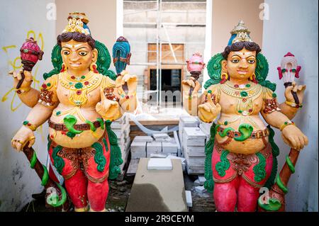 PRODUZIONE - 24 giugno 2023, Berlino: Statue di Jaya e Vijaya, guardie del tempio, in piedi nel cantiere del tempio indù di Hasenheide. Per più di dieci anni, un tempio indù è stato in costruzione a Berlino-Neukölln. Dopo più di un decennio di costruzione, il tempio indù sulla Hasenheide di Berlino potrebbe essere completato quest'anno. Il lavoro in filigrana sulla facciata e nel tempio è esclusivamente opera di artisti indiani. L'area d'ingresso e' decorata con oltre 200 figure di divinita' elaborate (al 'tempio indù di Hasenheide che sara' aperto quest'anno') foto: Fabian Sommer/D. Foto Stock