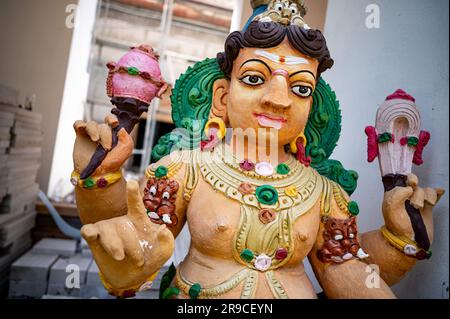 PRODUZIONE - 24 giugno 2023, Berlino: Una statua delle guardie del tempio si trova nel cantiere del tempio indù di Hasenheide. Un tempio indù è in costruzione a Berlino-Neukölln da più di dieci anni. Dopo più di un decennio di costruzione, il tempio indù sulla Hasenheide di Berlino potrebbe essere completato quest'anno. Il lavoro in filigrana sulla facciata e nel tempio è esclusivamente opera di artisti indiani. L'area d'ingresso e' decorata con piu' di 200 figure di divinita' elaborate (al 'tempio indù di Hasenheide che sara' aperto quest'anno') foto: Fabian Sommer/dpa Foto Stock