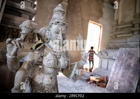 PRODUZIONE - 24 giugno 2023, Berlino: Una statua delle guardie del tempio si trova sul sito di costruzione del tempio indù di Hasenheide. Un tempio indù è stato in costruzione a Berlino-Neukölln per più di dieci anni. Dopo più di un decennio di costruzione, il tempio indù sulla Hasenheide di Berlino potrebbe essere completato quest'anno. Il lavoro in filigrana sulla facciata e nel tempio è esclusivamente opera di artisti indiani. L'area d'ingresso e' decorata con oltre 200 figure di divinita' elaborate (al 'tempio indù di Hasenheide che sara' aperto quest'anno') foto: Fabian Sommer/dpa Foto Stock