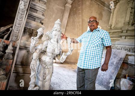 PRODUZIONE - 24 giugno 2023, Berlino: Vilwanathan Krishnamurthy, membro del Consiglio di amministrazione del tempio, si trova accanto a una statua dei guardiani del tempio nel cantiere del tempio indù di Hasenheide. Un tempio indù è stato in costruzione a Berlino-Neukölln per più di dieci anni. Dopo più di un decennio di costruzione, il tempio indù sulla Hasenheide di Berlino potrebbe essere completato quest'anno. Il lavoro in filigrana sulla facciata e nel tempio è esclusivamente opera di artisti indiani. L'area d'ingresso e' decorata con oltre 200 figure di divinita' elaborate (per dpa 'Hi Foto Stock