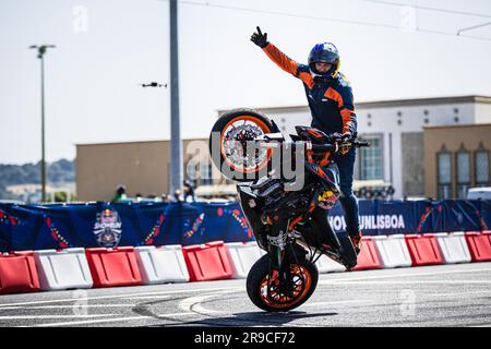 Lisbona, Portogallo. 25 giugno 2023. Il pilota lituano Aras Gibieza esegue acrobazie motociclistiche durante la prima edizione del Red Bull Showrun a Lisbona. Credito: SOPA Images Limited/Alamy Live News Foto Stock