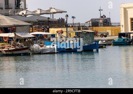 Rethymnon, Creta, Grecia - 18 settembre 2021: Barche da pesca nel vecchio porto veneziano, Rethymnon, Creta, Grecia Foto Stock