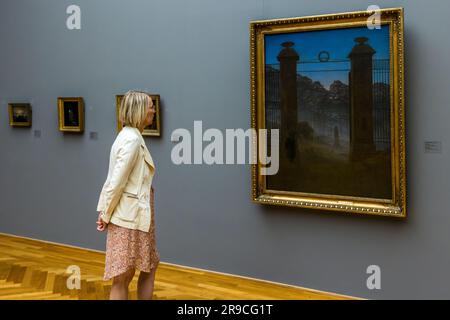 Visitatore ad Albertinum Dresda guardando il dipinto di Caspar David Friedrich, il Cimitero, 1825. Le opere d'arte di Caspar David Friedrich rimangono permanentemente nella galleria dei nuovi maestri dell'Albertinum a Dresda, in Germania Foto Stock