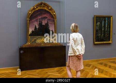 Visitatore ad Albertinum Dresda guardando il dipinto di Caspar David Friedrich, la croce nelle montagne (Tetschen Altar) 1807/1808. Le opere d'arte di Caspar David Friedrich rimangono permanentemente nella galleria dei nuovi maestri dell'Albertinum a Dresda, in Germania Foto Stock