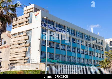 Barcellona, Spagna - FEB 10, 2022: Vista esterna del vecchio edificio del Barcelona Swimming Club, Club Natacio Barcelona lungo la spiaggia di Barceloneta. Foto Stock