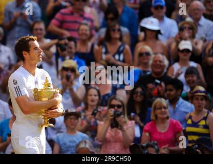 Foto del file datata 07-07-2013 del britannico Andy Murray festeggia con il suo trofeo dopo aver sconfitto il serbo Novak Djokovic. A dieci anni dalla sua memorabile vittoria sul serbo per vincere il suo primo titolo a Wimbledon, è credulità immaginare che Andy Murray possa essere di nuovo nel mix, Ma lo scozzese rimane uno dei pochi naturals in erba e, se il pareggio è favorevole, crederà pienamente di poter raggiungere almeno la seconda settimana. Data di emissione: Lunedì 26 giugno 2023. Foto Stock